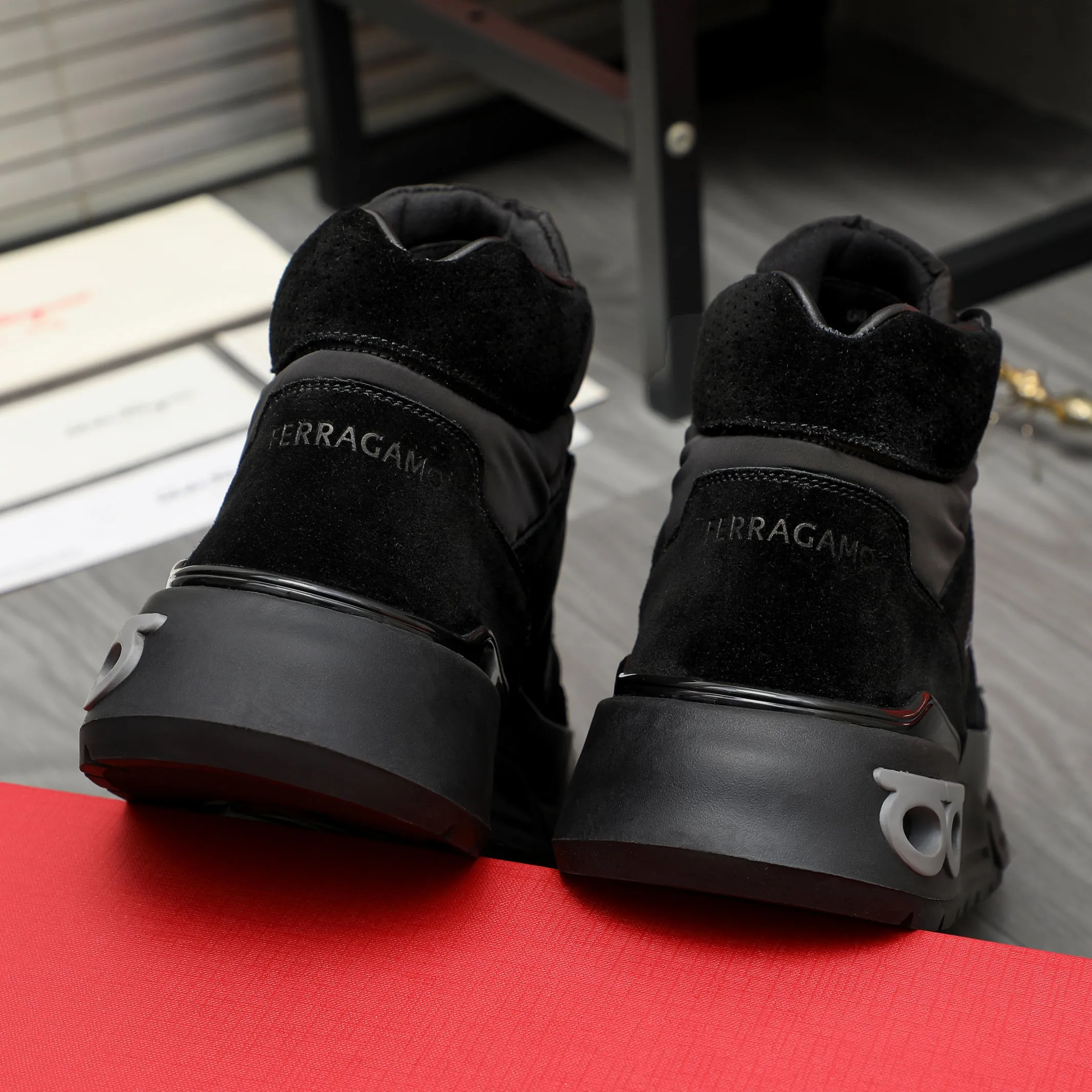 Men's shoes 💰640 Product trademark: Ferragamo "Ferragamo" high-top casual shoes Regular size: 38-46 (45.46 is custom-made and non-returnable) Product materials: Selected frosted cowhide stitching cloth upper, cowhide lining, original outsole